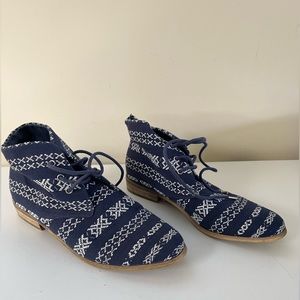 Navy and white print booties size 8